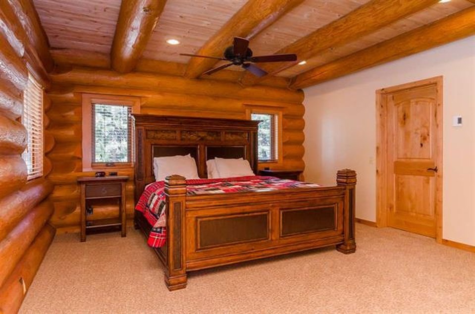 log-home-bedroom
