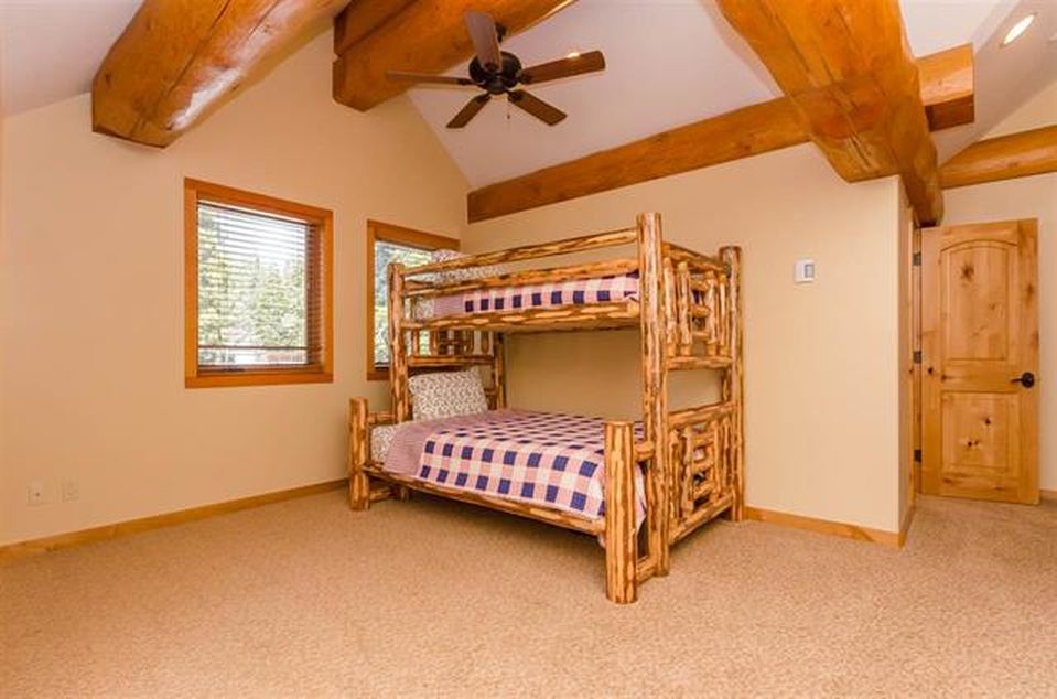 log-home-bunk-room